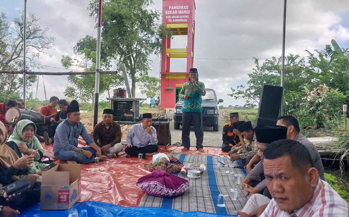 Camat Cerme, Umar Hasyim, didampingi Kades Kandangan Fenta Aquarista, saat menghadiri sedekah bumi di Dusun Sekargeneng. Foto: Ist