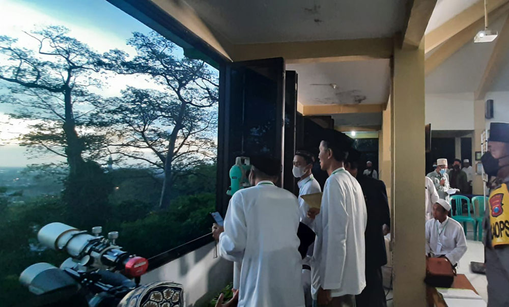 Tim perukyat dari LF PCNU Gresik saat meneropong bulan untuk menentukan 1 Syawal 1443 H dari Bukit Condrodipo. foto: SYUHUD/ BANGSAONLINE