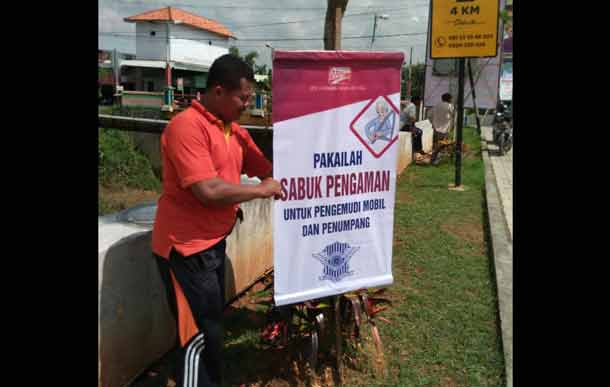 Salah satu banner yang mengimbau agar pengendara mobil memasang sabuk pengaman.