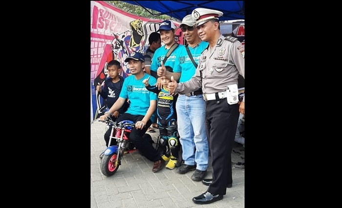Bupati Madiun Ahmad Dawami bersama pembalap cilik di acara Bupati Cup Drag Bike.