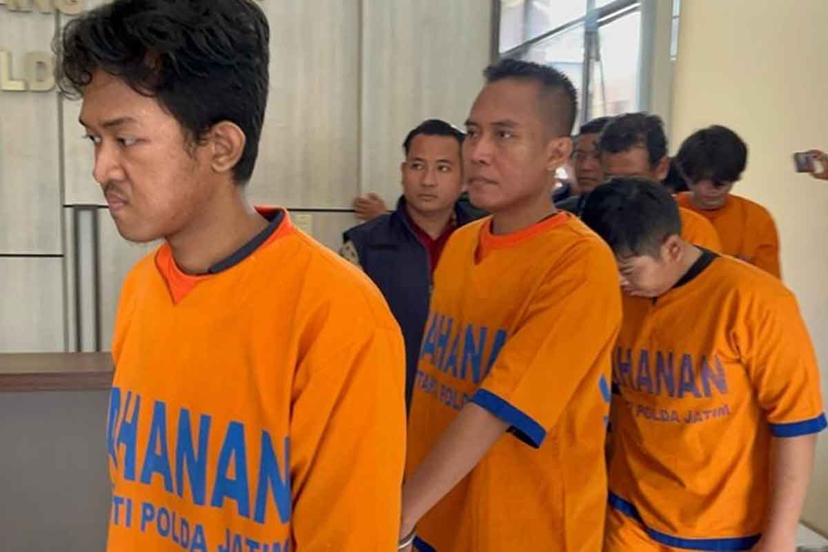 Keempat tersangka admin dan anggota grup Gay Tuban Lamongan Bojonegoro. Foto: Ist.