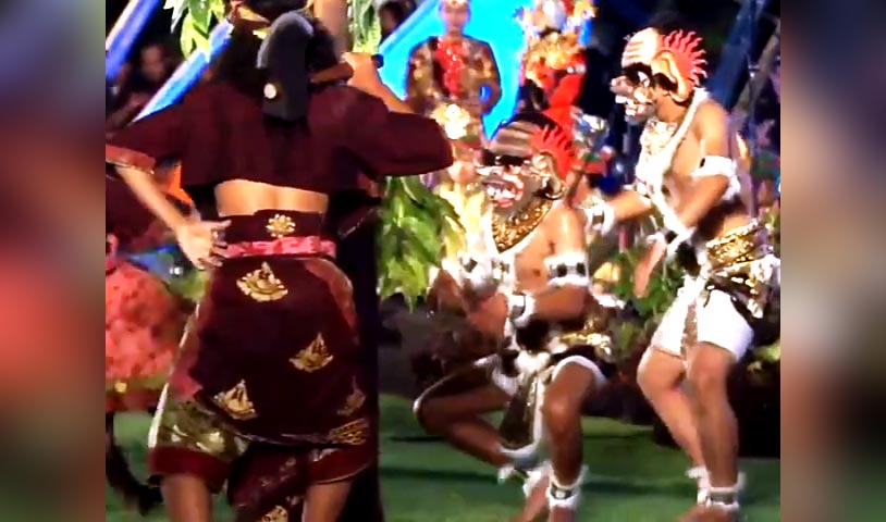 Kontingen dari Kabupaten Jembrana menyemarakkan Parade Kuwung 2019 dengan menampilkan tari Barong Bali.