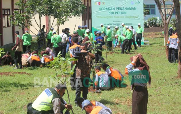 Para siswa kompak melakukan penanaman 500 pohon di lingkungan sekolah. foto: SUWANDI/ BANGSAONLINE