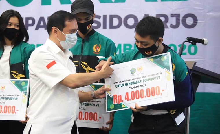 APRESIASI: M. Franki Efendi menyerahkan bantuan ke atlet berprestasi di Musorkab 2020, Jumat (27/11) malam.