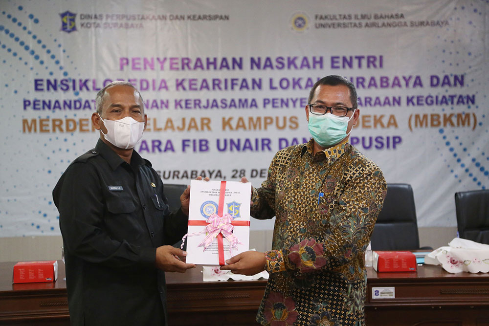 Penyerahan naskah ensiklopedia secara simbolis oleh Dekan FIB Unair, Purnawan Basundoro (kanan), kepada Kepala Dispusip Kota Surabaya, Musdiq Ali Suhudi.