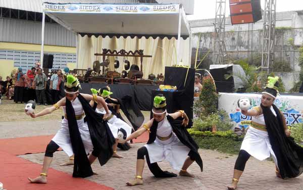 PEMBUKAAN SIEDEX 2015: Sejumlah siswa SMP PGRI 1 Buduran Sidoarjo membawakan Tari Topeng Nyadran, Rabu (25/11/2015). foto: musta