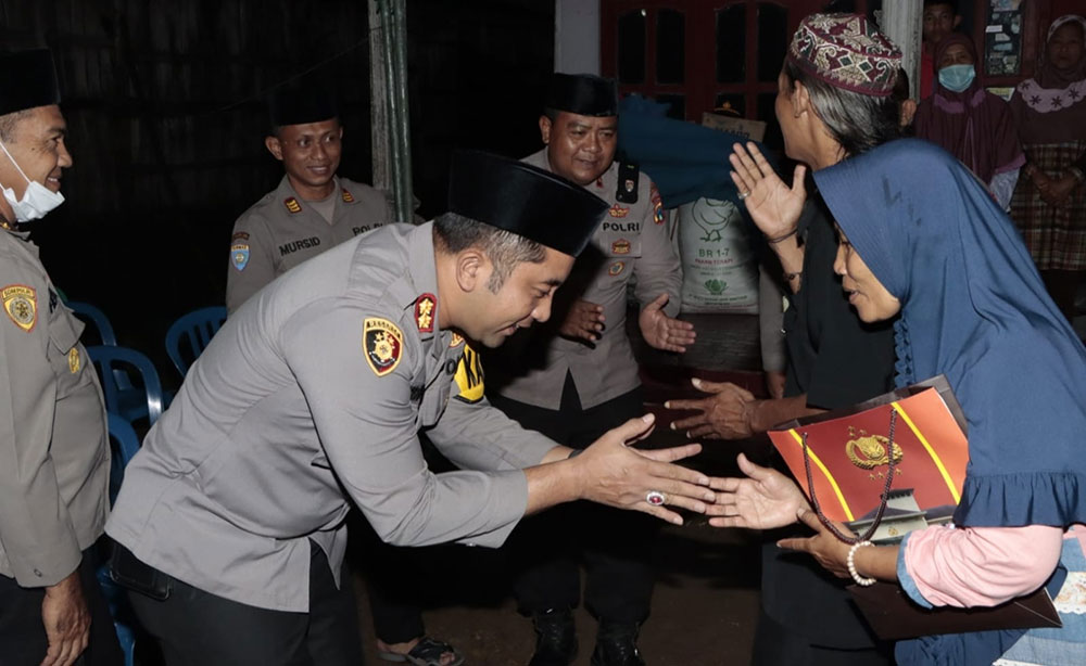 Kapolres Jombang AKBP Moh. Nurhidayat saat takziah ke rumah salah satu korban tragedi Kanjuruhan di Desa Sumbernongko. Foto: AAN AMRULLOH/ BANGSAONLINE
