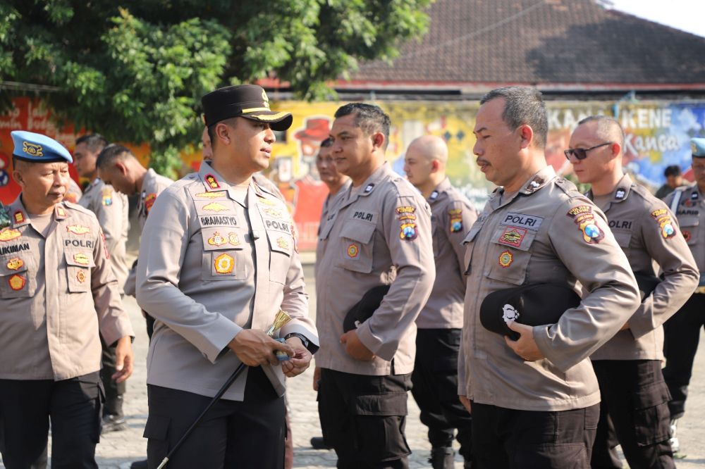 Kapolres Kediri AKBP Bramastyo Priaji saat mengecek pasukan. (Ist)