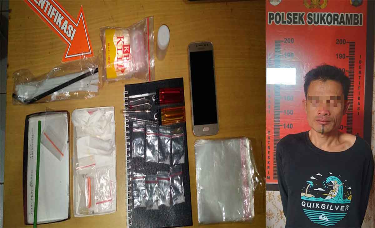 Tersangka dan barang bukti yang diamankan Polsek Sukorambi, Jember.