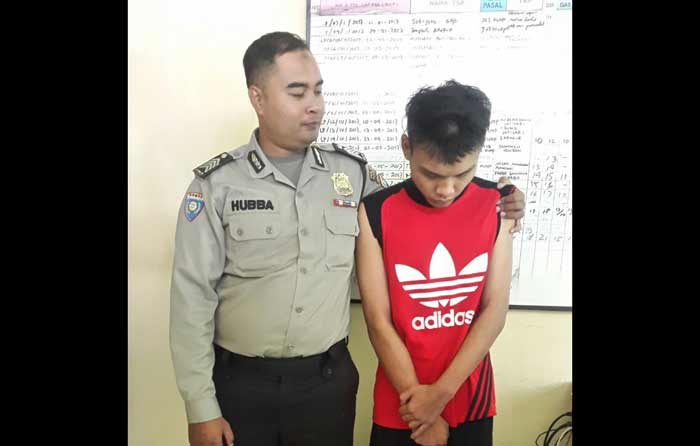 Anggota Polsek Purwodadi saat menunjukkan pelaku pemerkosaan. foto: ANDI F/ BANGSAONLINE