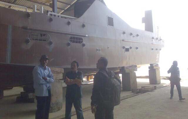 Docking kapal pesiar di atas lahan eks reklamasi pantai di Desa Ngimboh Kecamatan Ujungpangkah. foto: syuhud/ BANGSAONLINE