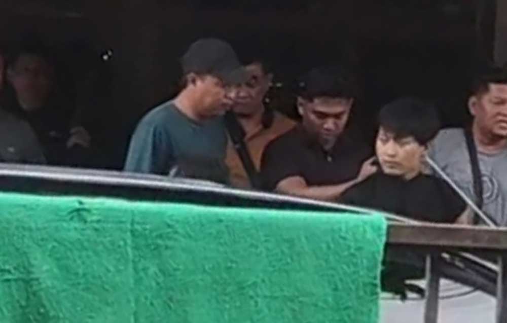 Tangkapan layar video penangkapan oknum pensiunan TNI di Kabupaten Pamekasan yang diduga sedang pesta narkoba.
