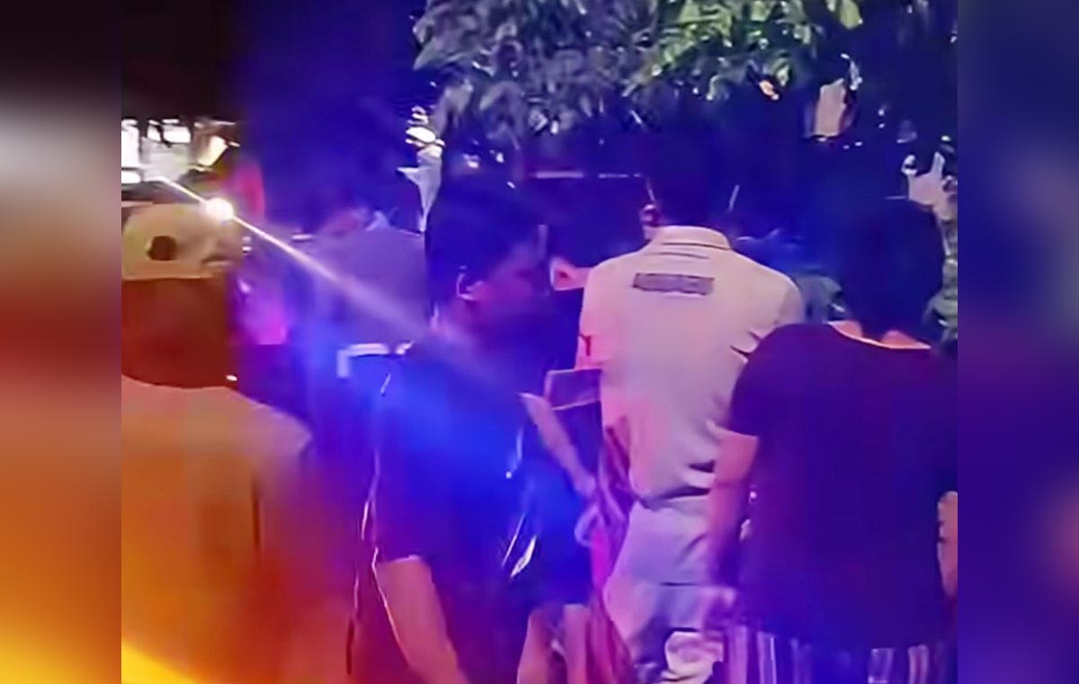 Petugas mendatangi lokasi kejadian usai kejadian berdarah di sebuah rumah kos di kawasan Jalan Ketintang PTT V-D, Surabaya.