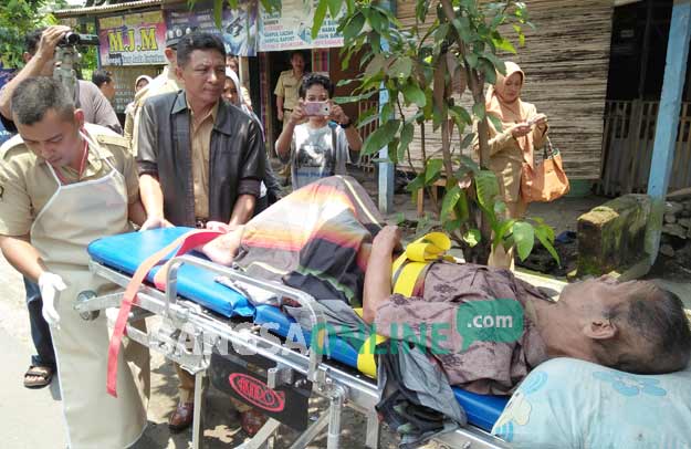 Wabup Blitar Marhaenis UW saat membantu proses evakuasi Miswan. foto: AKINA/ BANGSAONLINE