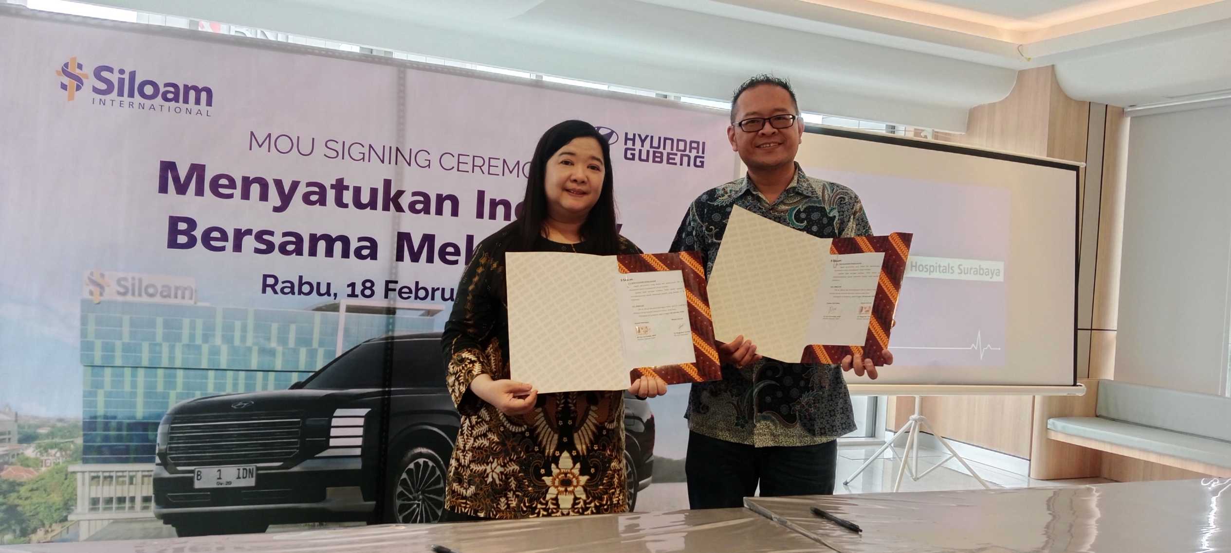 Direktur Rumah Sakit Siloam Hospitals Surabaya, dr. Lisa Gunawan saat melakukan MoU dengan Branch Manager Hyundai Gubeng, Eri Nugroho Tanojo. Foto: Zahrotul Maidah/BANGSAONLINE
