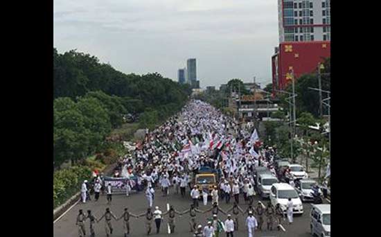 Massa pendemo di depan Mapolda Jawa Timur Jalan A Yani Surabaya, Jumat (21/11/2016)