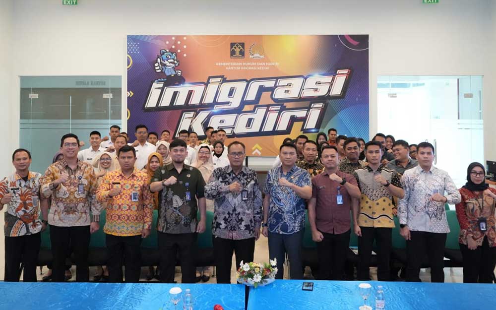 Kepala Kantor Wilayah Direktorat Jenderal Imigrasi Jawa Timur, Novianto Sulastono bersama jajaran Kantor Imigrasi Kelas II Non TPI Kediri. Foto: Ist. 