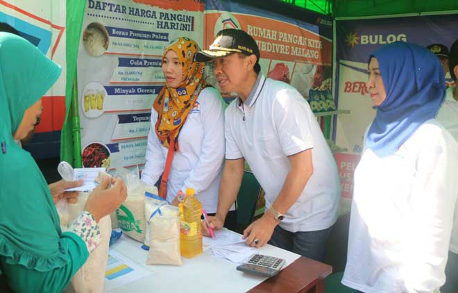 Wali Kota Malang, HM. Anton, didampingi ketua PKK Kota Malang Farida Dewi Suryani, meninjau salah satu stand pangan, usai meresmikan RPK. foto: hms