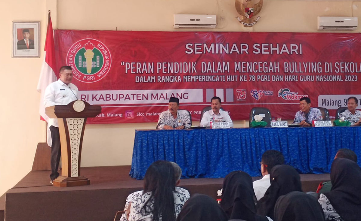 Para narasumber yang menjadi pembicara dalam seminar yang mengusung tema "Peran Pendidik Dalam Mencegah Bullying di Sekolah".