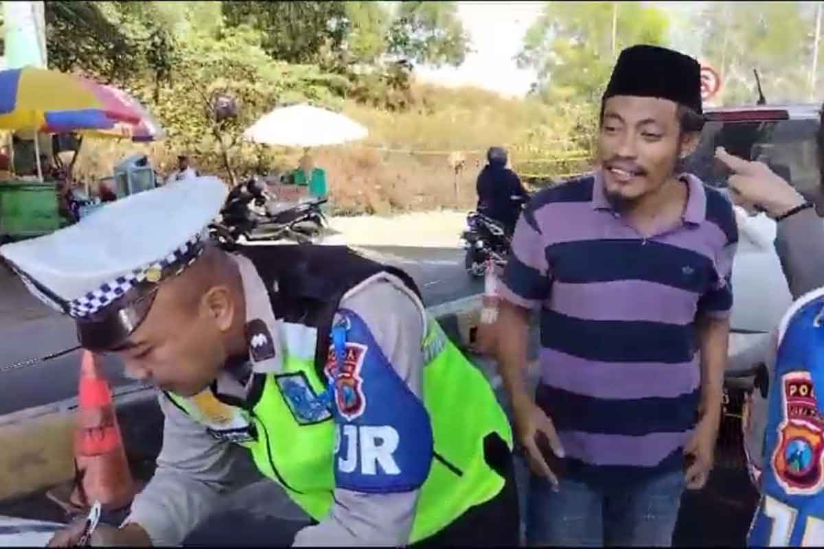 Agus (menggunakan pakaian garis ungu hitam) asal Sampang, yang cakar Polisi hingga berdarah saat ditilang di Exit Tol Suramadu.