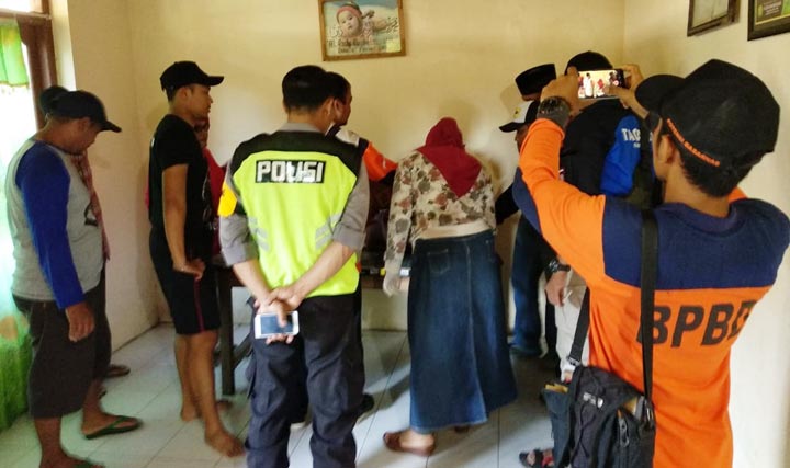 Petugas melakukan pemeriksaan luar terhadap korban.