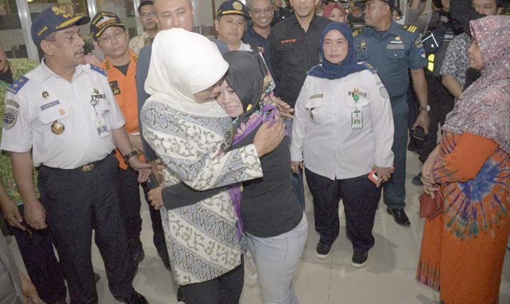 Gubernur Jawa Timur Khofifah Indar Parawansa memeluk salah seorang korban selamat KM Santika Nusantara di Terminal Gapura Surya Nusantara, Tanjung Perak Surabaya, Sabtu (24/8/2019). foto: istimewa/ bangsaonline.com