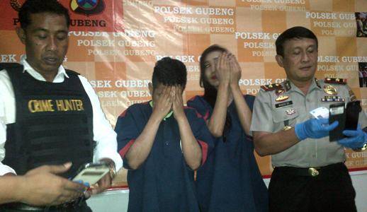 Dua pelaku pemerasan yang merupakan pasangan tidak normal saat diperiksa di Polsek Gubeng Surabaya. (Rusmiyanto/BangsaOnline)