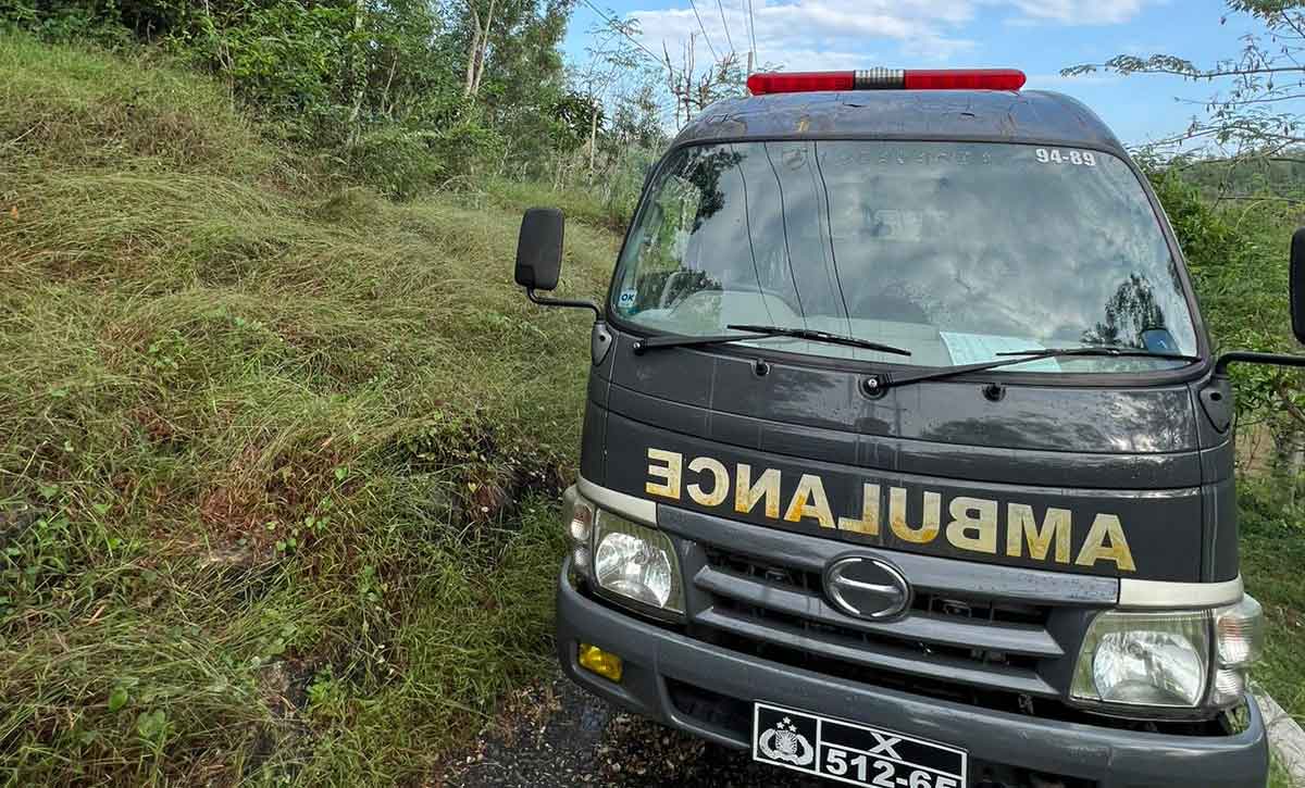 Ambulans Polres Sampang saat ada di lokasi pembongkaran kuburan. Foto: Ist