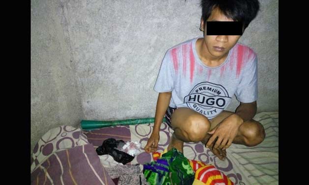 Tersangka saat diminta menunjukkan barang bukti lainnya di rumahnya.