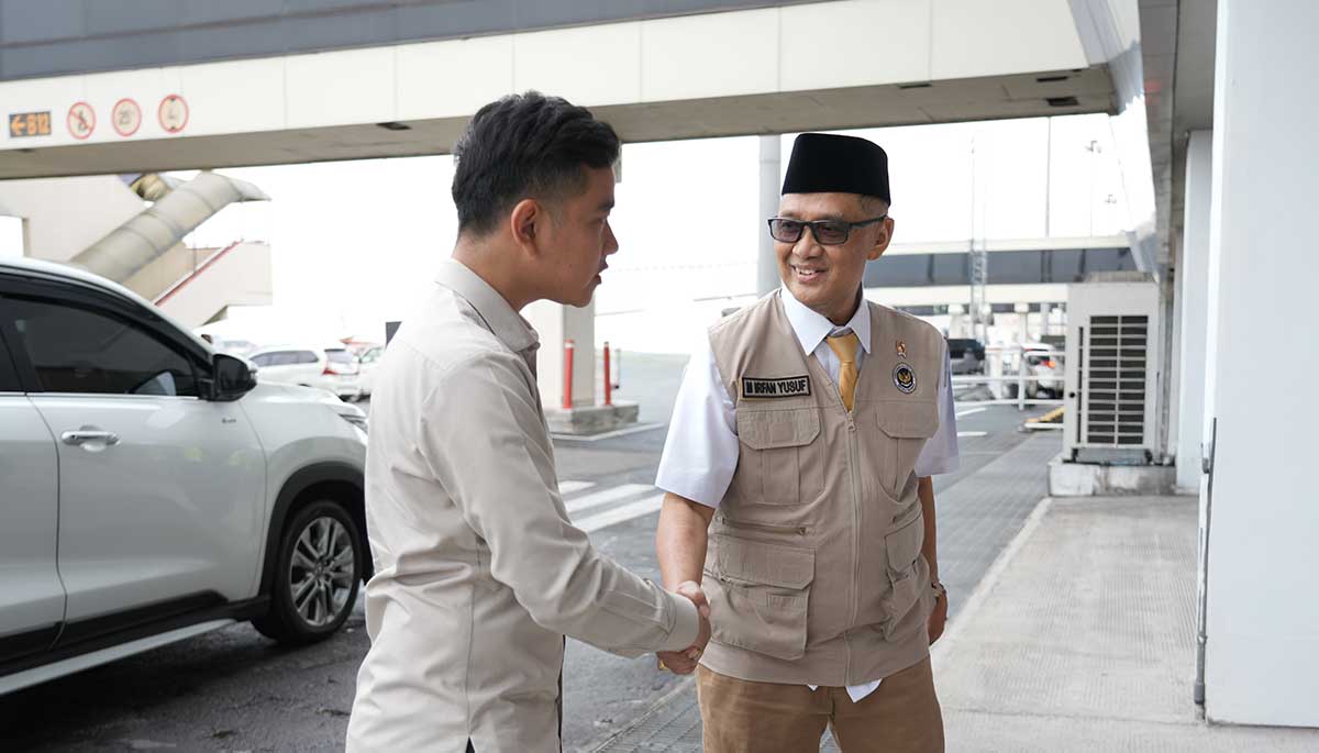 Wapres Gibran dan Menhaj Gus Irfan ketika meninjau layanan Makkah Route di Juanda, Surabaya.