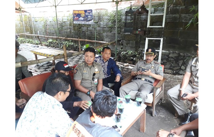 Ahmad Soim, SH didampingi Satpol PP.