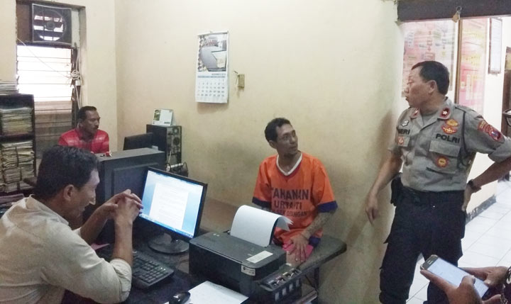 Tersangka Thoriq Rio Hermawan saat diinterogasi di Mapolsek Gedangan.