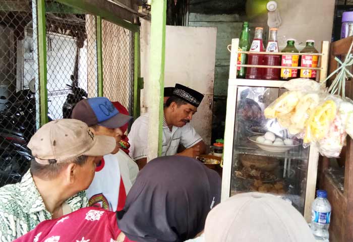 Gus Syaf berbaur dengan masyarakat sambil andok di warung makan. foto: RONY/ BANGSAONLINE
