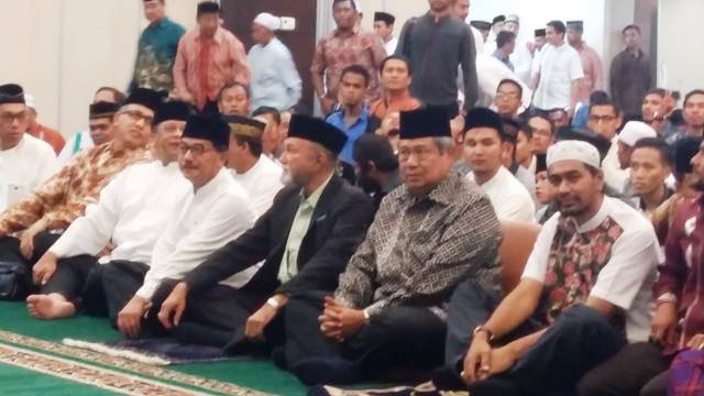 SBY duduk bersama para tokoh dan warga Aceh dalam acara maulid Nabi Muhammad SAW di Kalibata. Foto: okezone.com