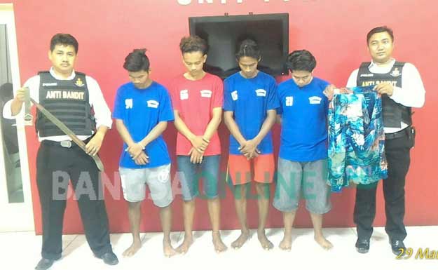 Tersangka saat di Mapolrestabes Surabaya. 