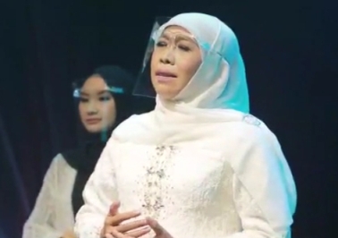 Gubernur Jawa Timur Khofifah Indar Parawansa saat menyanyikan lagu tentang Palestina.