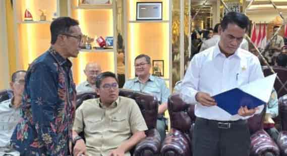 Bupati Pamekasan Kholilurrahman saat memaparkan beberapa potensi unggul di Pamekasan kepada Kementerian Pertanian Republik Indonesia (Kementan RI).