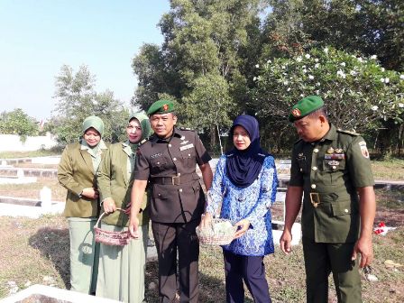 Ziarah di taman makam Palawan Bangkalan. 