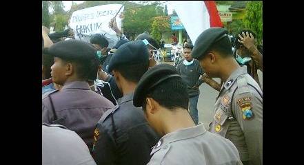 Puluhan Mahasiswa Tuntut Pemkab Sumenep Cari Korban Kapal DBS I yang Hilang
