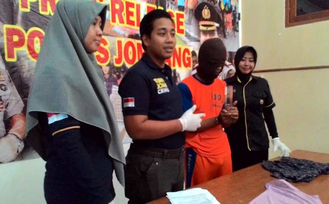Polisi menunjukkan pelaku dukun cabul dan barang bukti di Mapolres Jombang, Rabu (8/6). foto:  ROMZA/ BANGSAONLINE