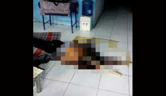SADIS: Kondisi korban sebelum dievakuasi dengan ganco masih menancap di kepala. foto: BANGSAONLINE