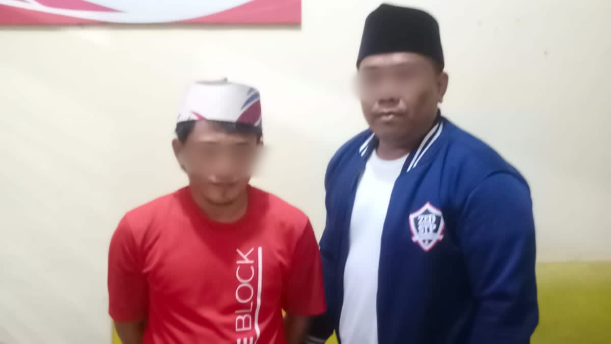Dua terduga pelaku pencuri barang elektronik di Balai Desa Panyepan, Sampang yang diamankan polisi