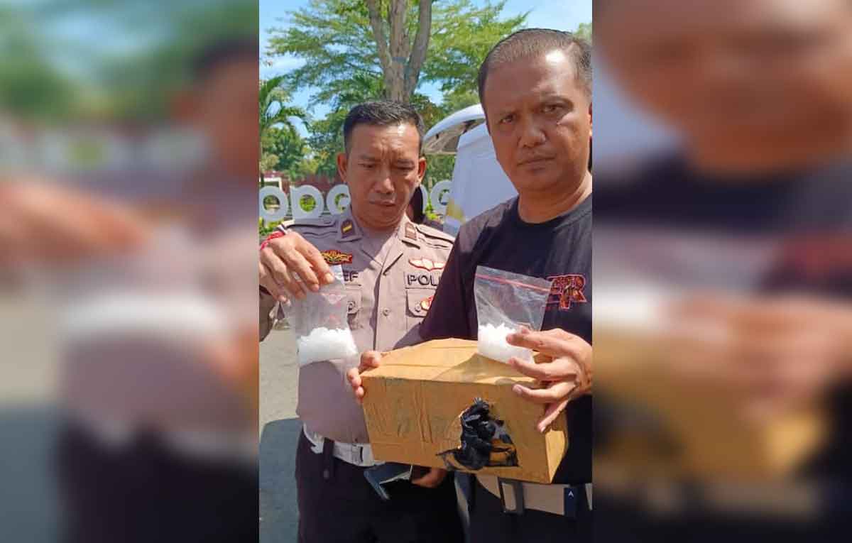 Petugas saat menunjukkan narkoba jenis sabu yang ditemukan saat operasi pajak kendaran bermotor di sekitar Gelora 10 November, Surabaya.