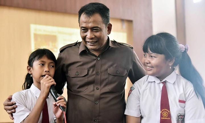 Kepala Dispendik Kota Surabaya Supomo bersama murid-murid SD. 