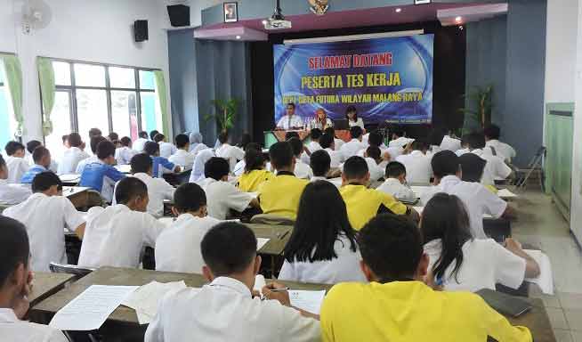 Suasana test seleksi di aula SMK PGRI 3 Malang, dari PT. Cipta Futura. foto: iwan irawan/ BANGSAONLINE