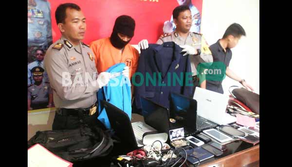 Pelaku bersama barang bukti saat diamankan di Mapolres Kediri Kota. foto: dendi martoni/ BANGSAONLINE