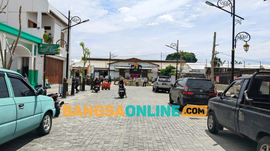 Jalan satu arah yang diberlakukan di depan Stasiun Kediri. Foto: Muji Harjita/BANGSAONLINE
