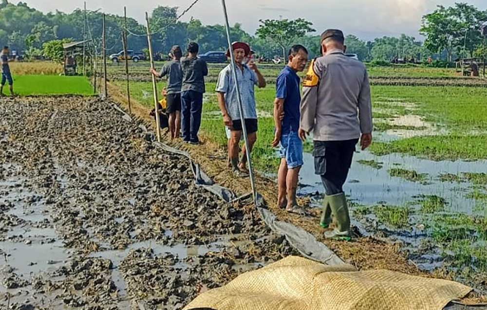 Jasad korban sebelum dievakuasi petugas.