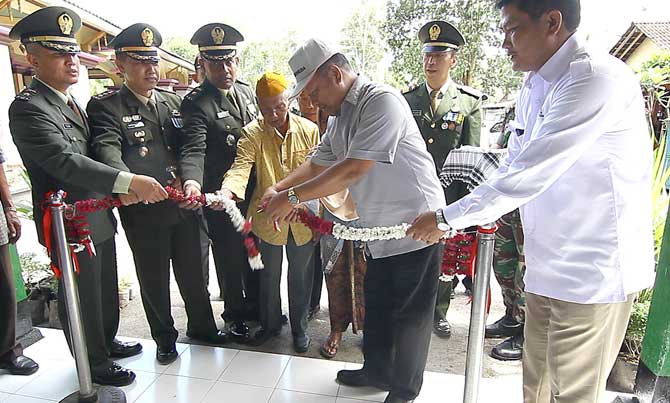 Semen Indonesia beserta Tim Korem 073/Makutarama menyerahkan rumah hasil Bedah Rumah Veteran Tahap 1 kepada salah satu veteran, Djarkoni Panut. foto: SYUHUD/ BANGSAONLINE