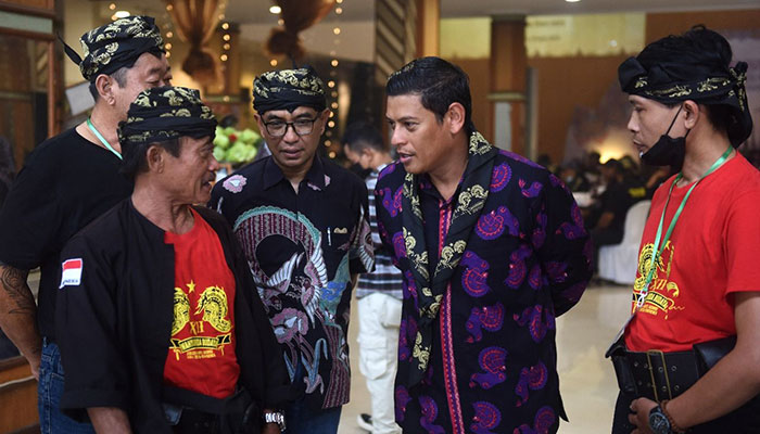Wali Kota Kediri, Abdullah Abu Bakar, saat berbincang dengan seniman jaranan. Foto: Ist
